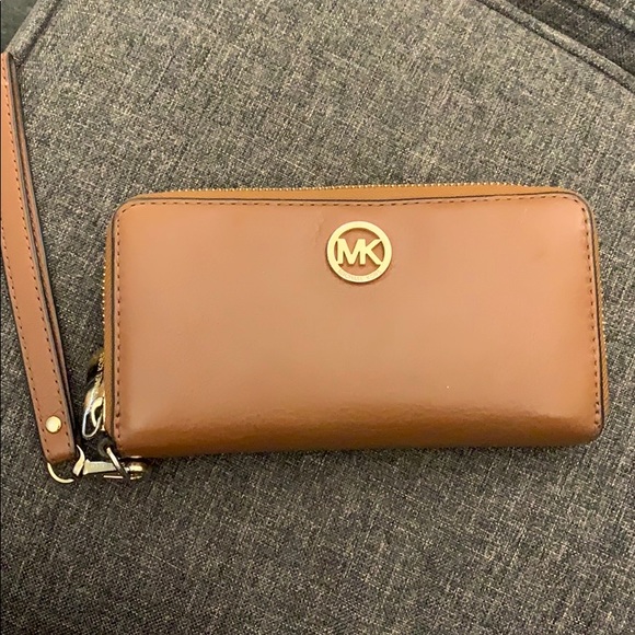 Michael Kors Handbags - Michael Kors leather wallet Michael Kors Handbags - Michael Kors leather wallet